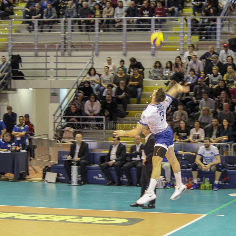 How To Teach The Overhand Serve To Volleyball Beginners Coaching